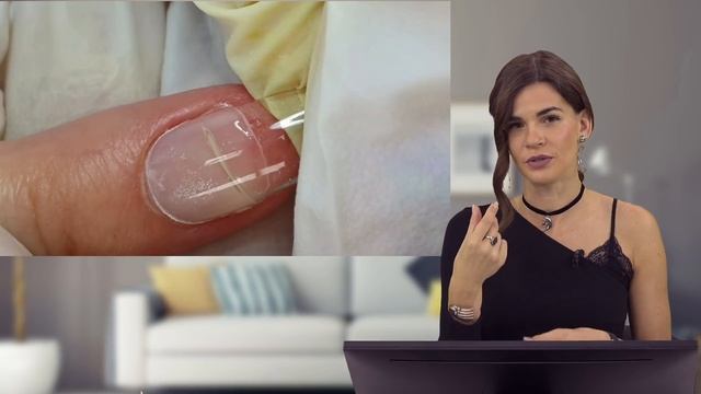 Мастер Маникюра Наблюдает как Клиентка Наращивает Ногти