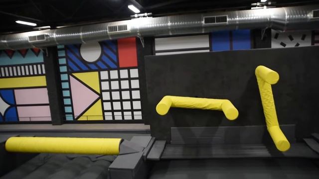 Полоса препятствий в батутном центре Do A Flip смотреть онлайн