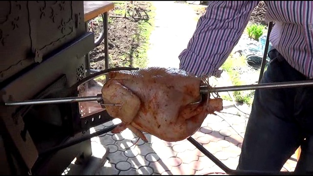 видео курица на вертеле