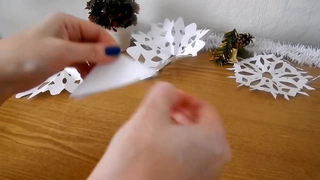СНЕЖИНКИ ИЗ БУМАГИ. КАК СДЕЛАТЬ СНЕЖИНКИ ИЗ БУМАГИ смотреть онлайн