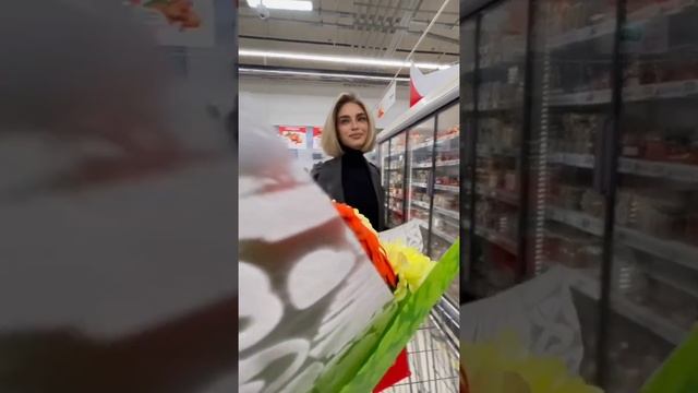 ПОДНИМАЮ НАСТРОЕНИЕ ДЕВУШКАМ В ТОРГОВОМ ЦЕНТРЕ №6 смотреть онлайн