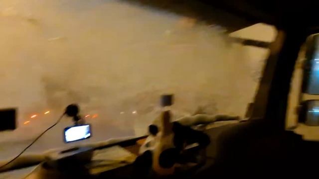 Москву засыпало снегом, стоим двое суток на МКАД. смотреть онлайн