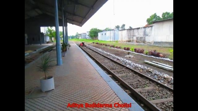 The Activities Today Around The "Sleeping" Bondowoso Station, East Java, Indonesia смотреть онлайн