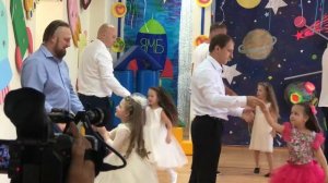 Танец пап и дочек на выпускном в садике ЯМБ