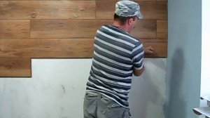 Клеим ламинат горизонтально на стену начиная сверху.