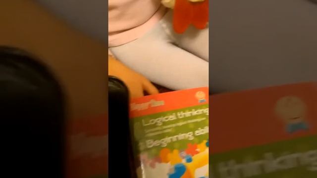У Веры день рождения(ей исполнилось 4 года). Смотрим подарки. смотреть онлайн