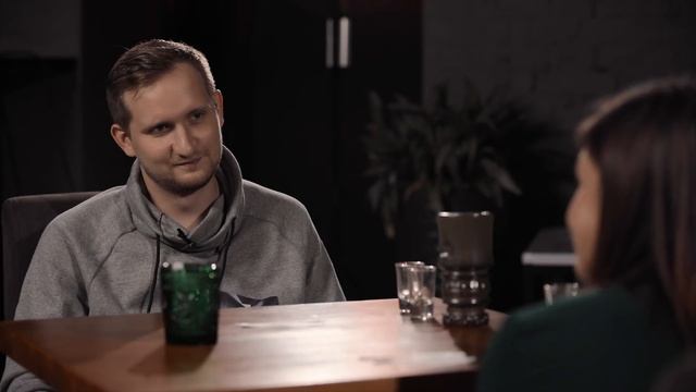 Два незнакомых человека отвечают на вопросы / Задание за признание смотреть онлайн
