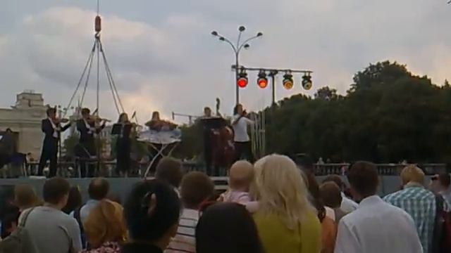 Игра на необычных музыкальных инструментах смотреть онлайн