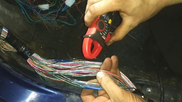 Использование токовых клещей UT-210E при установке сигнализации. смотреть онлайн