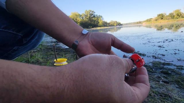 INGENIOSA forma de pescar tiene este pescador, con LINEA y CARRETE de mano смотреть онлайн