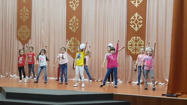 #SofiFamyli танец "Я не Шмакодявка" смотреть онлайн