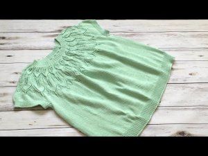 Футболка из хлопковой пряжи с круглой ажурной кокеткой спицами. Обзорный мастер-класс по вязанию.