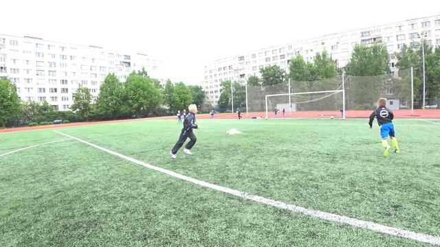 Игра на улице: "Забегание в 2 касания" (ТРЕНИРОВКИ ПО ФУТБОЛУ ДЛЯ НАЧИНАЮЩИХ ТРЕНЕРОВ) смотреть онлайн