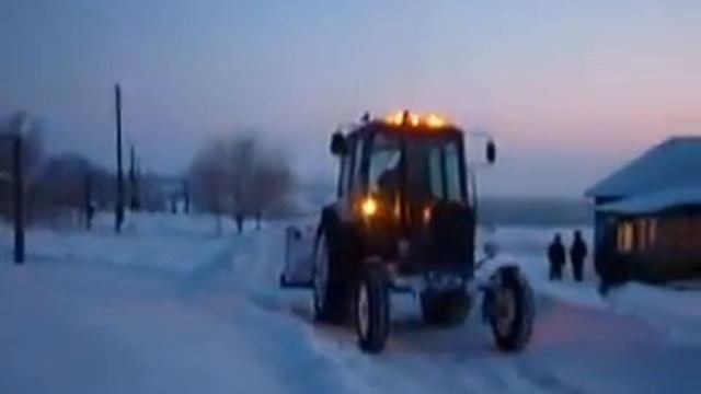 МТЗ-80 очищает улицу от снега! смотреть онлайн