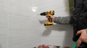 Как повесить угловую полку в ванну своими руками | как просверлить плитку в ванной