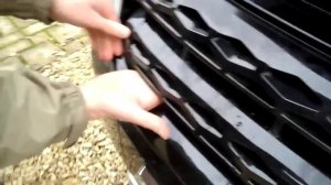 How to remove the front grille on Range Rover Evoque