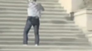 мем мужик падает с лестницы