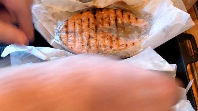 Рыбные стейки в пергаменте / Лосось в пергаменте на сковороде смотреть онлайн