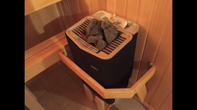 Сауна с отделкой из африканского абаша с электрической печкой Tylo