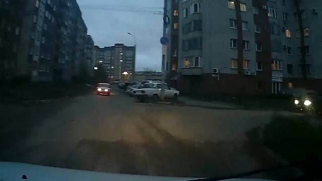 Внаглую не уступают при въезде во двор... смотреть онлайн