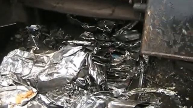 Резка отходов нержавеющей стали на пресс-ножницах Squalo 2000