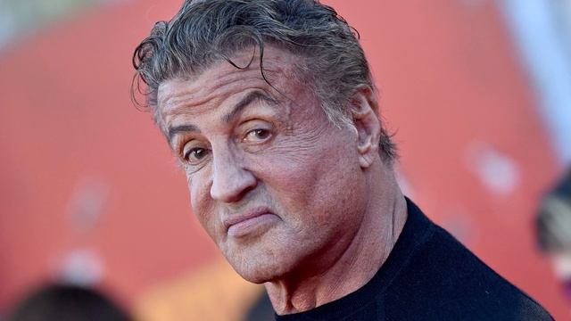 AVEC LE CŒUR GRAS ! Des millions de fans pleurent la mort de la légende Sylvester Stallone смотреть онлайн