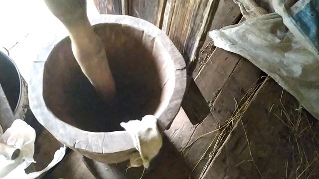 Путешествие в д.Лымва. Часть 2. Вень Толь в гости зашел. Старый дом изнутри. Игра на гармони. смотреть онлайн