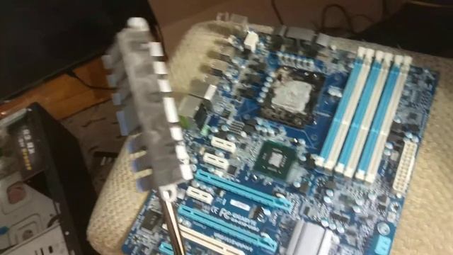 Демонтаж радиатора чипсета северный мост x58 материнской платы GIGABYTE GA-X58-USB3 (Rev. 1.0) смотреть онлайн