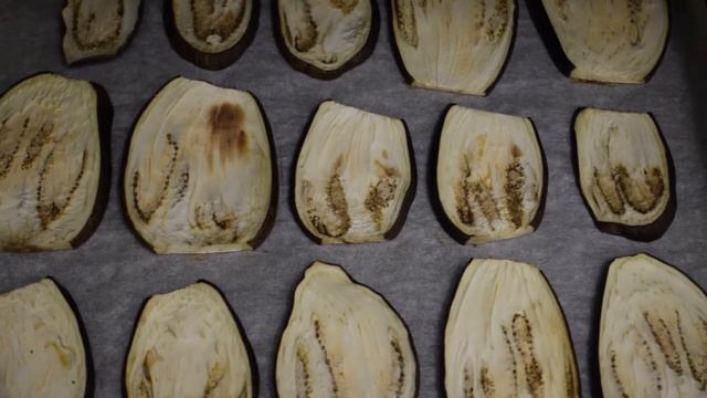 Баклажаны в духовке с томатно-луковым соусом и сыром. смотреть онлайн