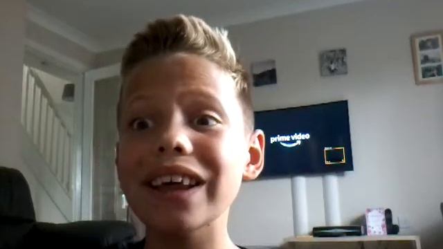 Trying to do keepie uppies with different objects смотреть онлайн