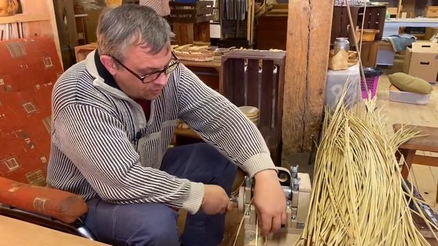 Продолжаем заготовку материала Раскалывание, шинкование и калибровка прута из ивы смотреть онлайн