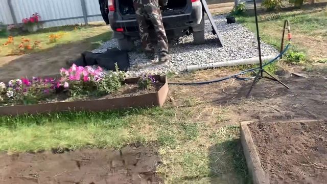 МЫ УБИРАЕМ ВЫСОКИЕ ГРЯДКИ/ПОЧЕМУ???/ПРИЕХАЛИ НА ДАЧУ ЧЕРЕЗ НЕДЕЛЮ…/ОСЕННЯЯ ПОСАДКА ЧЕСНОКА/ смотреть онлайн