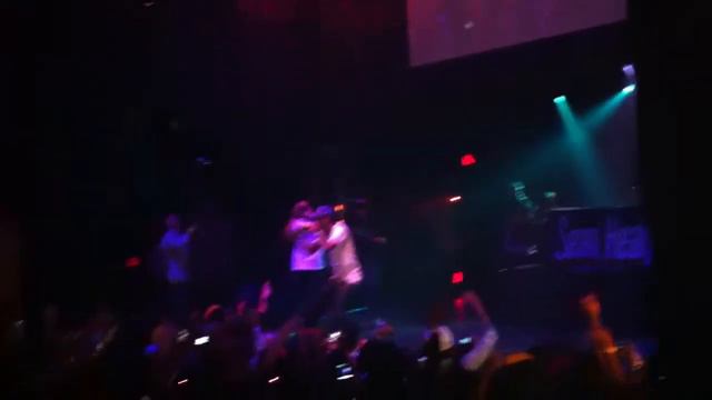 Big Sean - I Got 5 On It (brings bong out on stage) смотреть онлайн