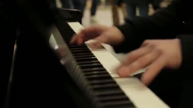 When a professional musician sits down at a public piano смотреть онлайн