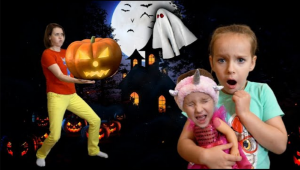 Селена со своей мамой и куклой попали в загадочный лабиринт