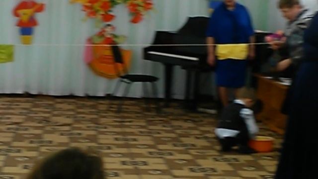 Мальчики стирают и развешивают бельё. смотреть онлайн