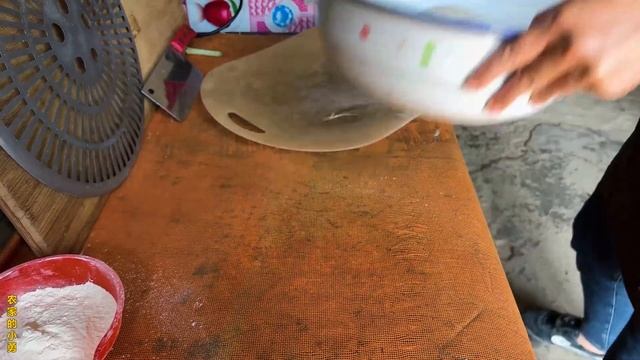 小勇帮老公回忆童年味道，做老式肉饼，皮薄馅大多汁，那叫一个地道【农家的小勇】 смотреть онлайн
