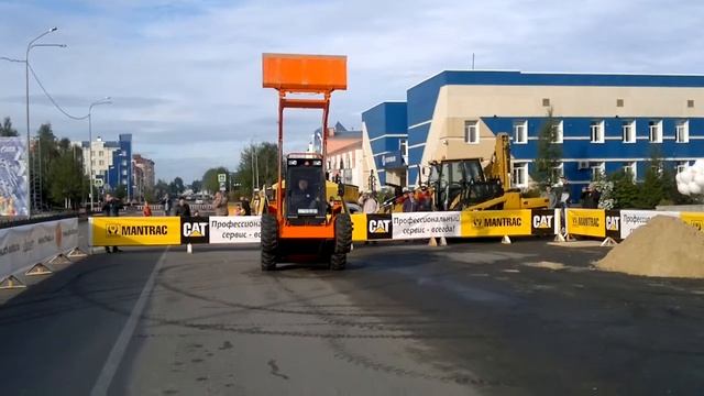 Югорск. Танцующий погрузчик. 31 Августа 2013.г смотреть онлайн