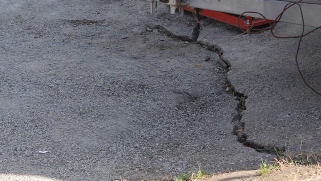 В парке Дружбы провалился асфальт смотреть онлайн