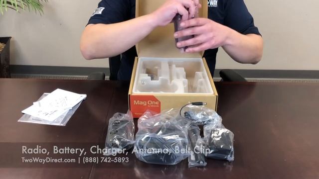 Unboxing The Motorola Mag One BPR40 Two-Way Radio смотреть онлайн