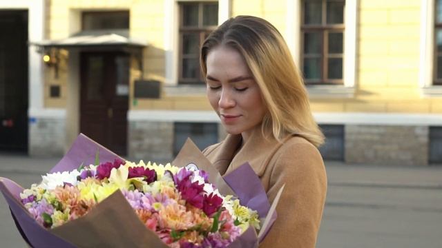 Букет из 25 кустовых хризанем и 14 альстромерий микс смотреть онлайн