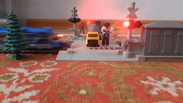 Опасный выезд на стройку! Грузовой поезд снёс бетономешалку на железнодорожном переезде смотреть онлайн