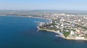 Анапа с высоты птичьего полета с квадрокоптера. Анапа, черное море, кавказские горы, дома, степь.