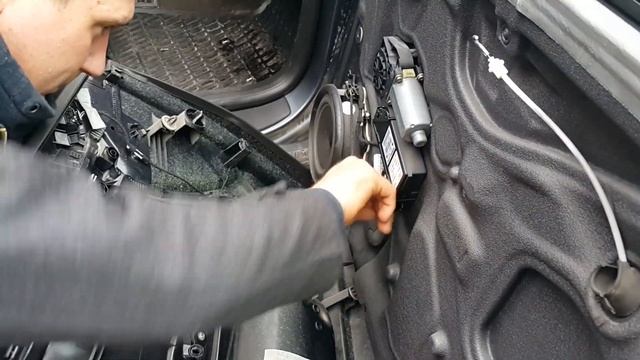 Как снять дверную обшивку на Audi A4 B6 смотреть онлайн