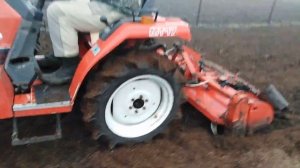 Вспашка огорода фрезой, на минитракторе.