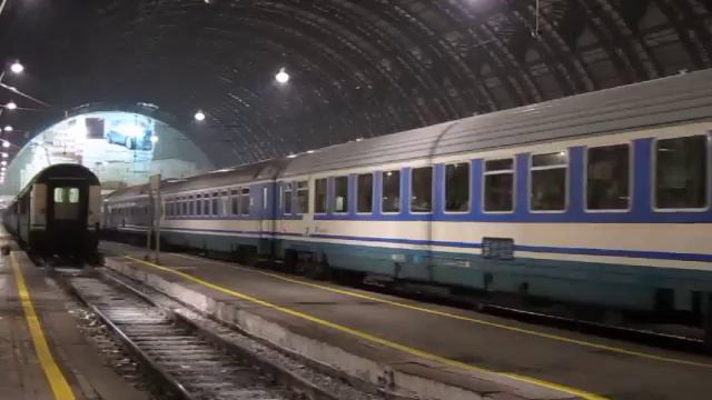 FS Intercity Nignt 785 Milano - Crotone hauled by E444R at Milano Centrale смотреть онлайн