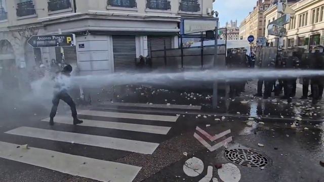 В сети появились кадры противостояние водомётом в Лионе. смотреть онлайн