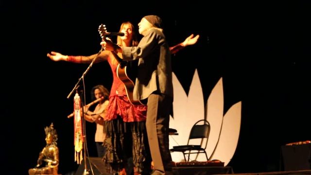 Deva Premal & Miten Питер 23.04.2013.Gayatri Mantra गायत्री मन्त्र смотреть онлайн