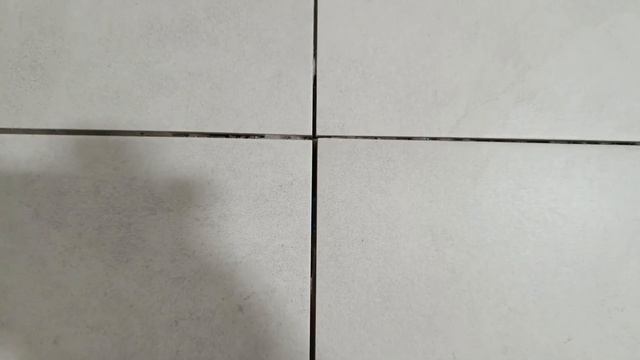 Как выровнять швы на плитке. Чем подрезать плитку. Укладка плитки. Ванная комната. Санузел смотреть онлайн