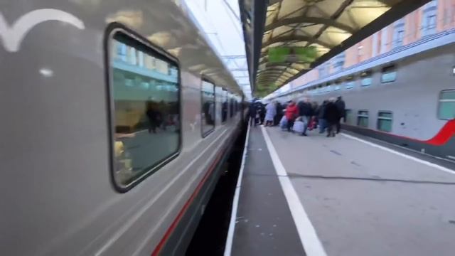 Первый поезд изнутри. Первые ЭМОЦИИ! Это непередаваемо! Поезд тронулся. Мы едем! смотреть онлайн